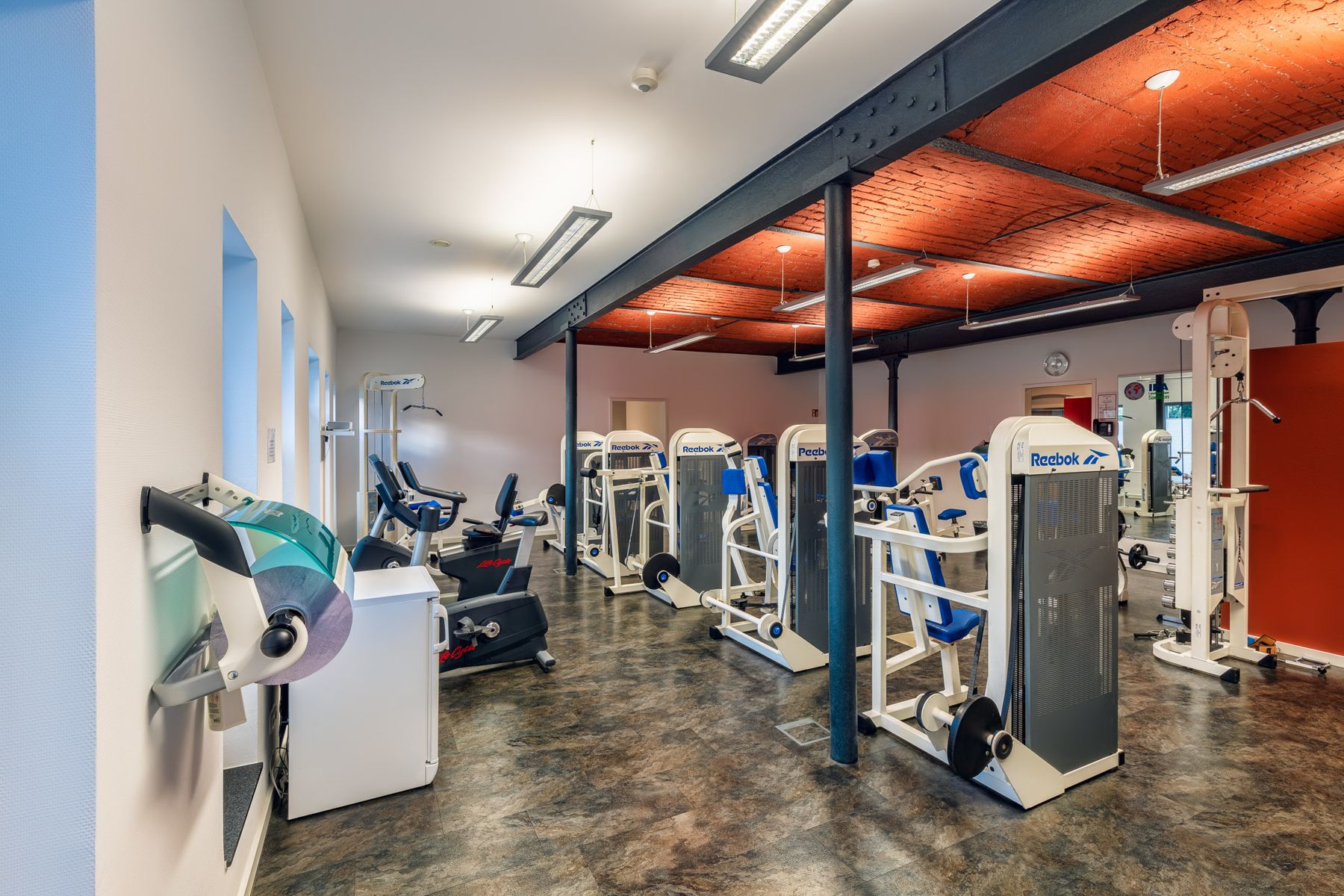 Fitnessraum mit Geräten