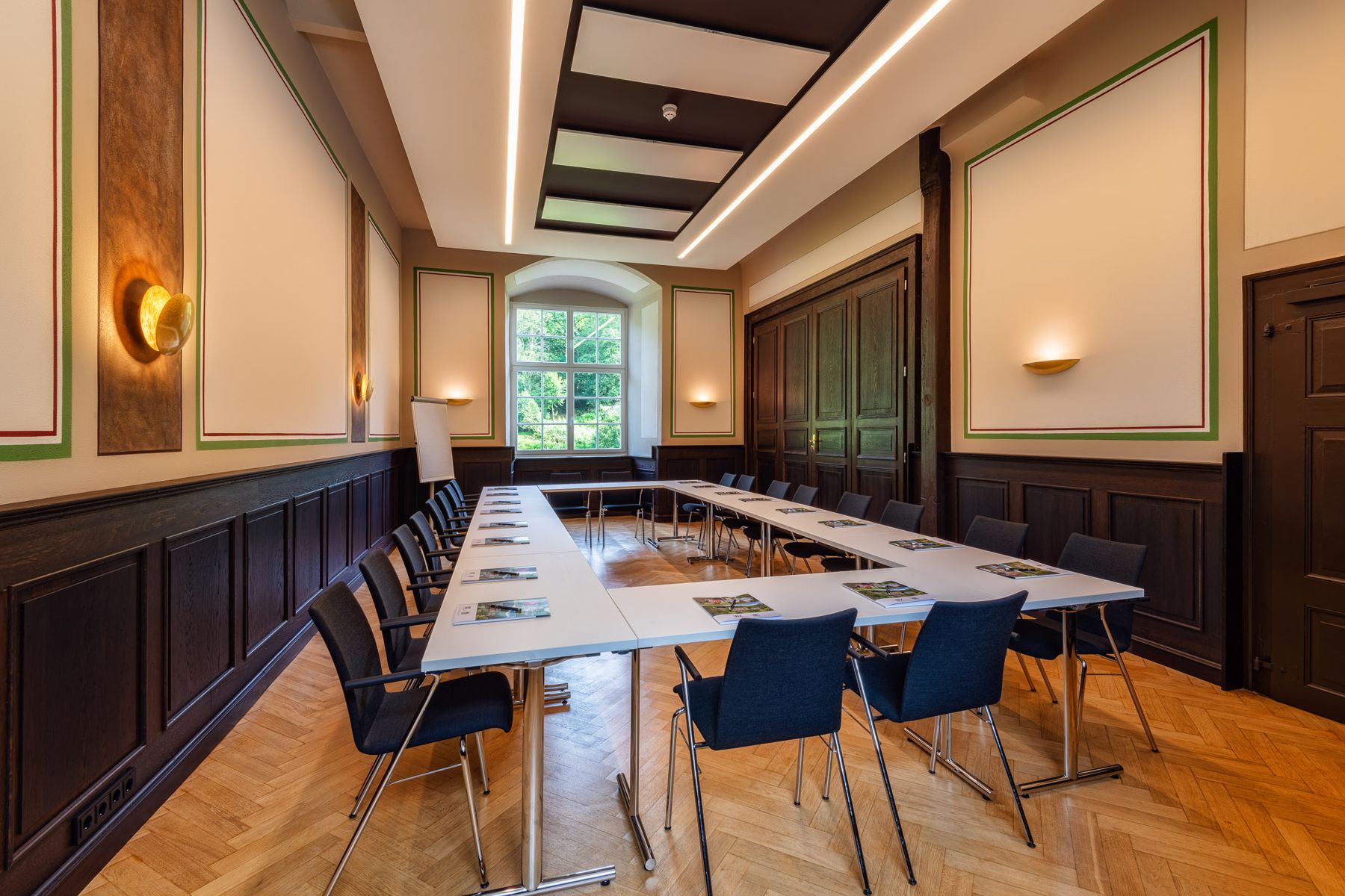 Der neu gestaltete NRW-Saal mit Tischen in U-Form