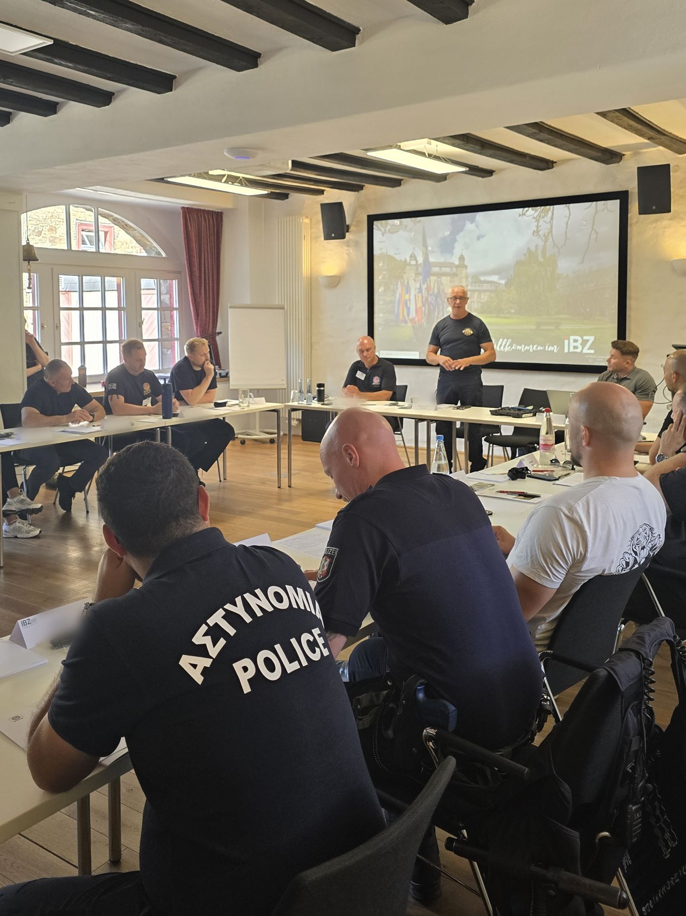 Gruppe bei der Arbeit im Seminarraum